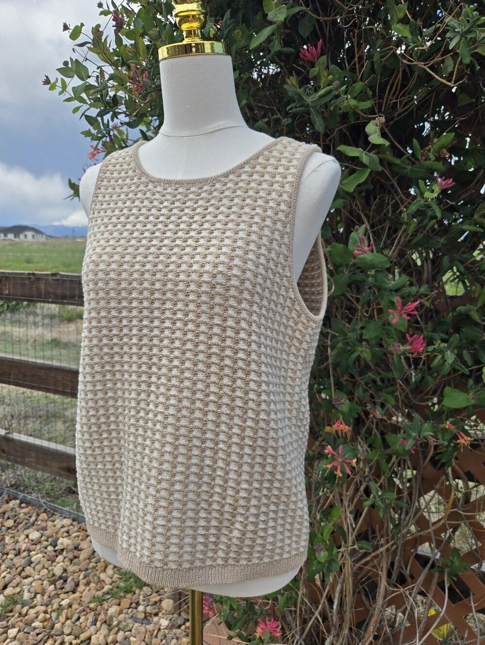 Ann Taylor Women's Sleeveless Textured Knit Sweater Top - Cream & Tan - Size 4